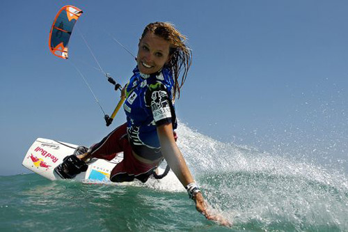 Susa Mai en duktig kitesurfing tjej